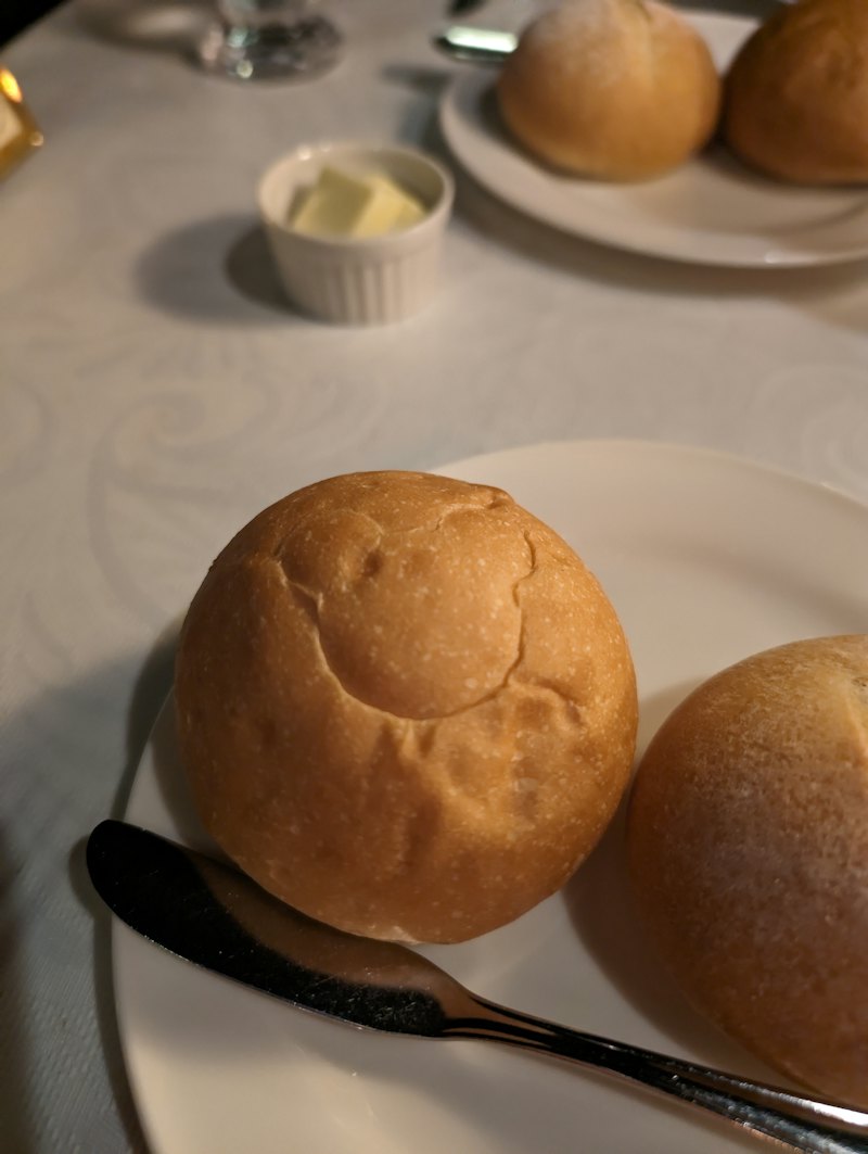 お皿にのった丸いパン