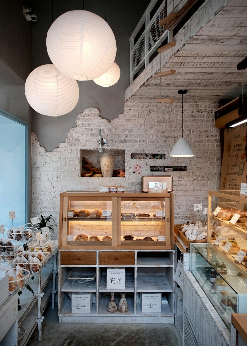 木のショーケースが並ぶ明るい店内