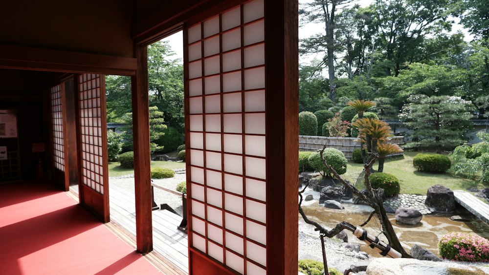 縁側から眺める日本庭園